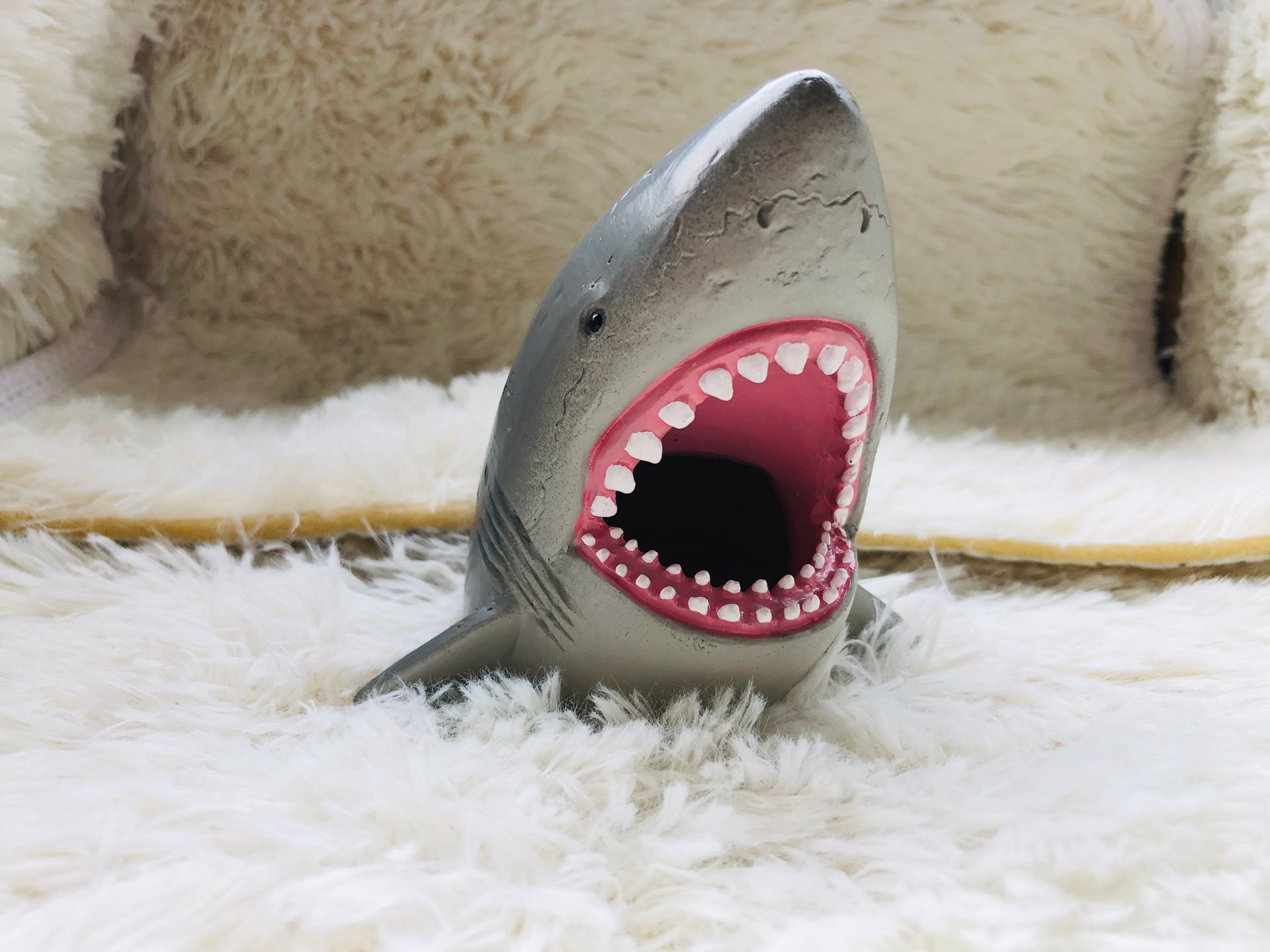 恶搞大嘴鲨鱼手机支架大白鲨笔筒插笔插假花收纳筒礼品礼物