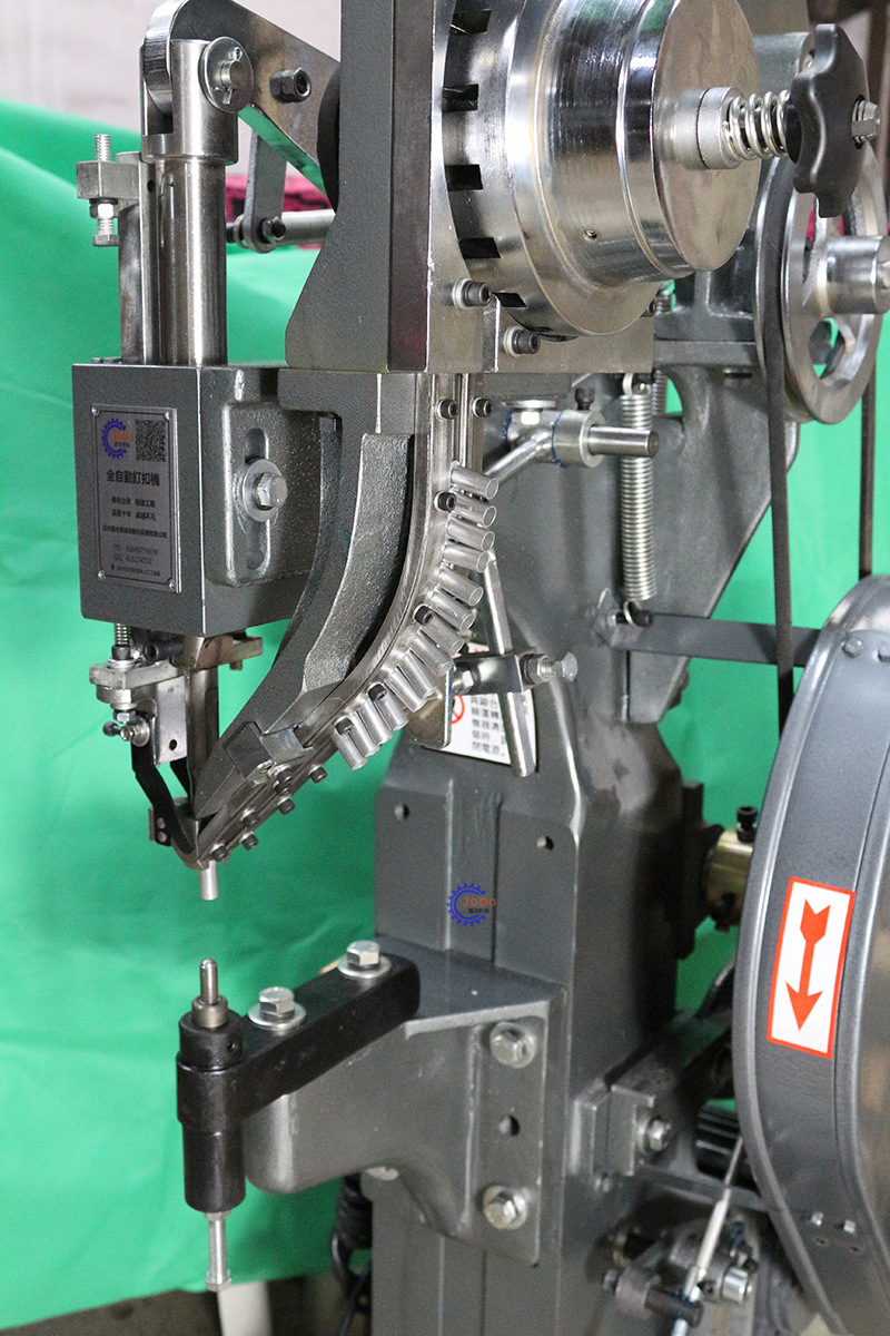 大型立式铆钉机 空心钉鸡眼机 适用于电瓶车头盔 安全帽 摩托帽