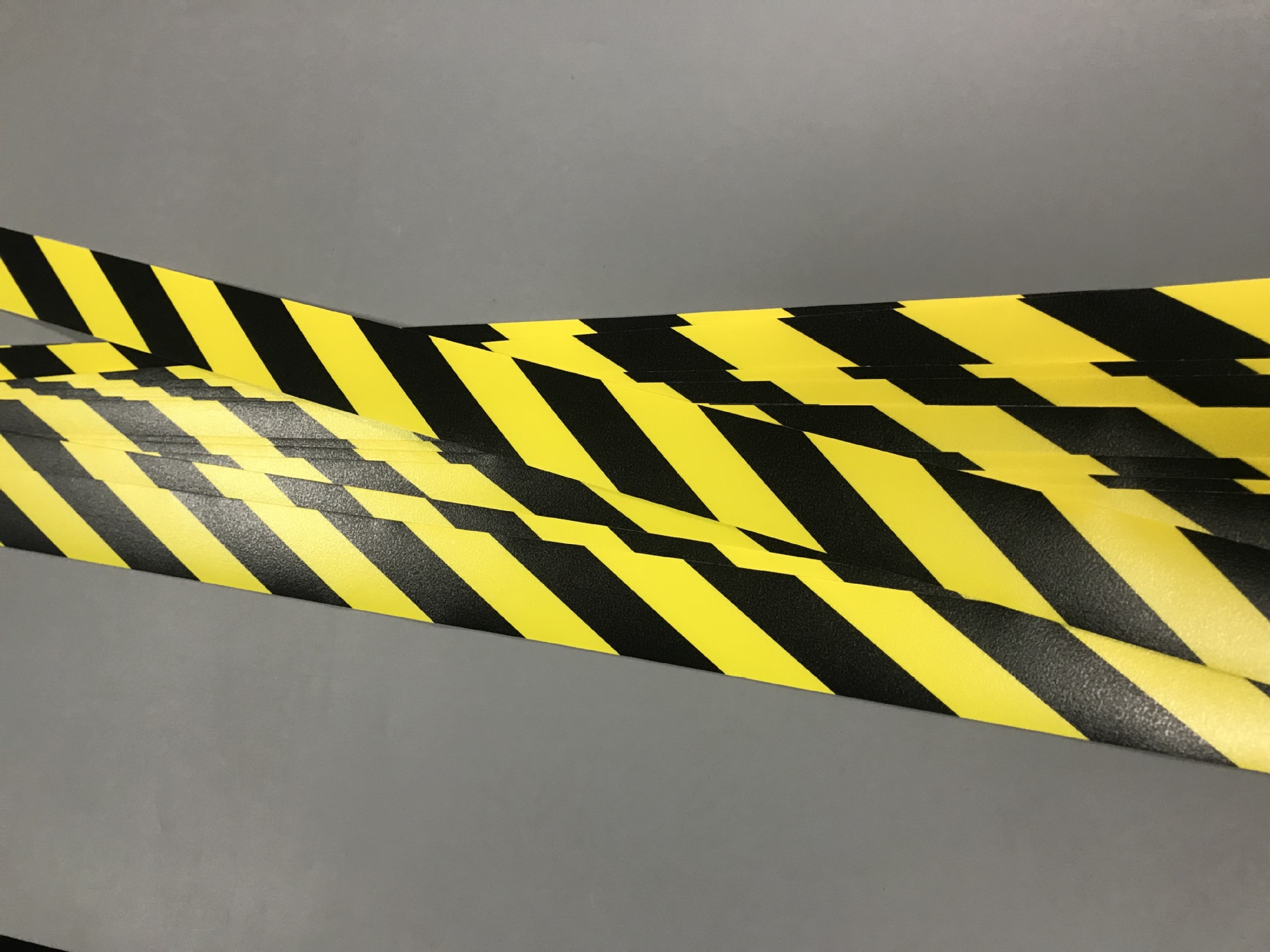 工厂定做pvc不干胶黑黄安全警示胶带条地贴带离心纸