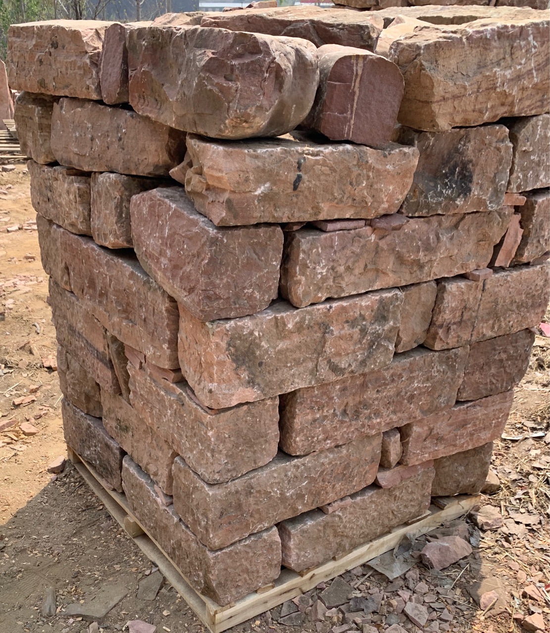 粉砂岩垒墙石红色砌墙石古典仿古墙石定制自然台阶石天然护坡石