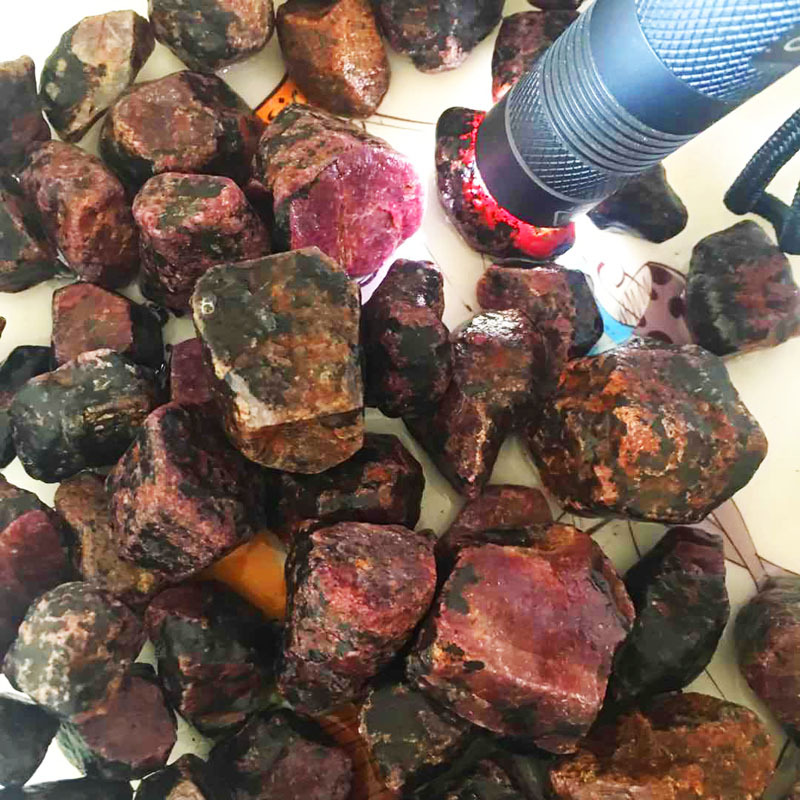 批发天然红刚玉原石 珠宝首饰及配件加工 矿物标本鱼缸花盆装饰