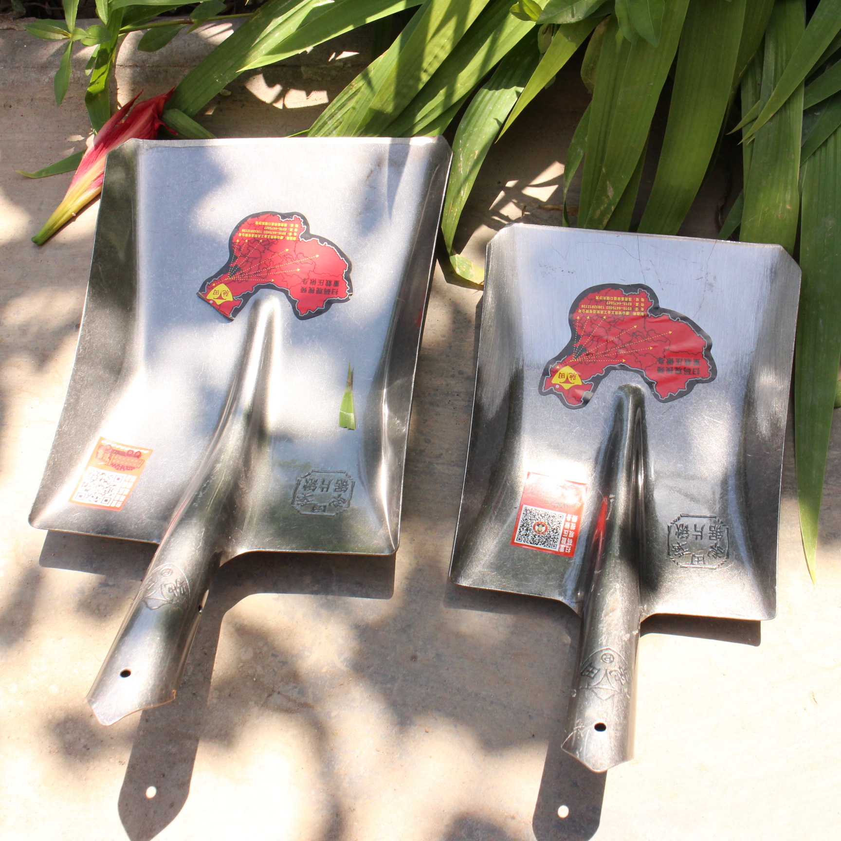 厂家批发平头锹洋锹钢锹木柄铁铲锹锰钢锹斗锹尖头钢铲不卷刃