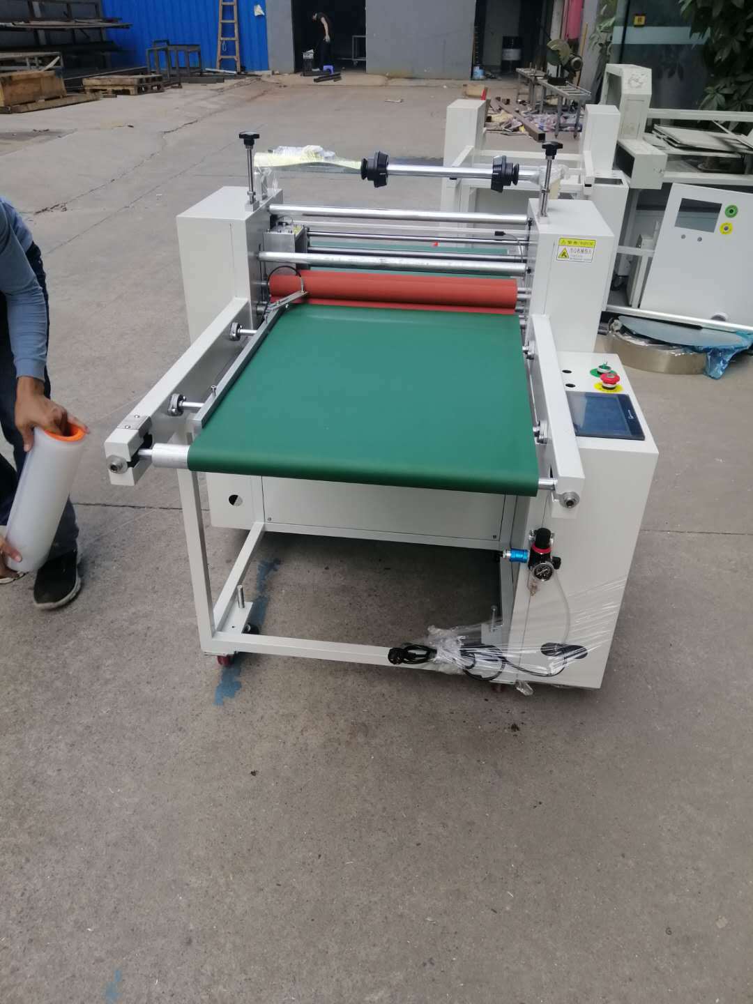 自动加热覆膜机,pet亚克力玻璃不锈钢板后盖导光板自动覆膜切割