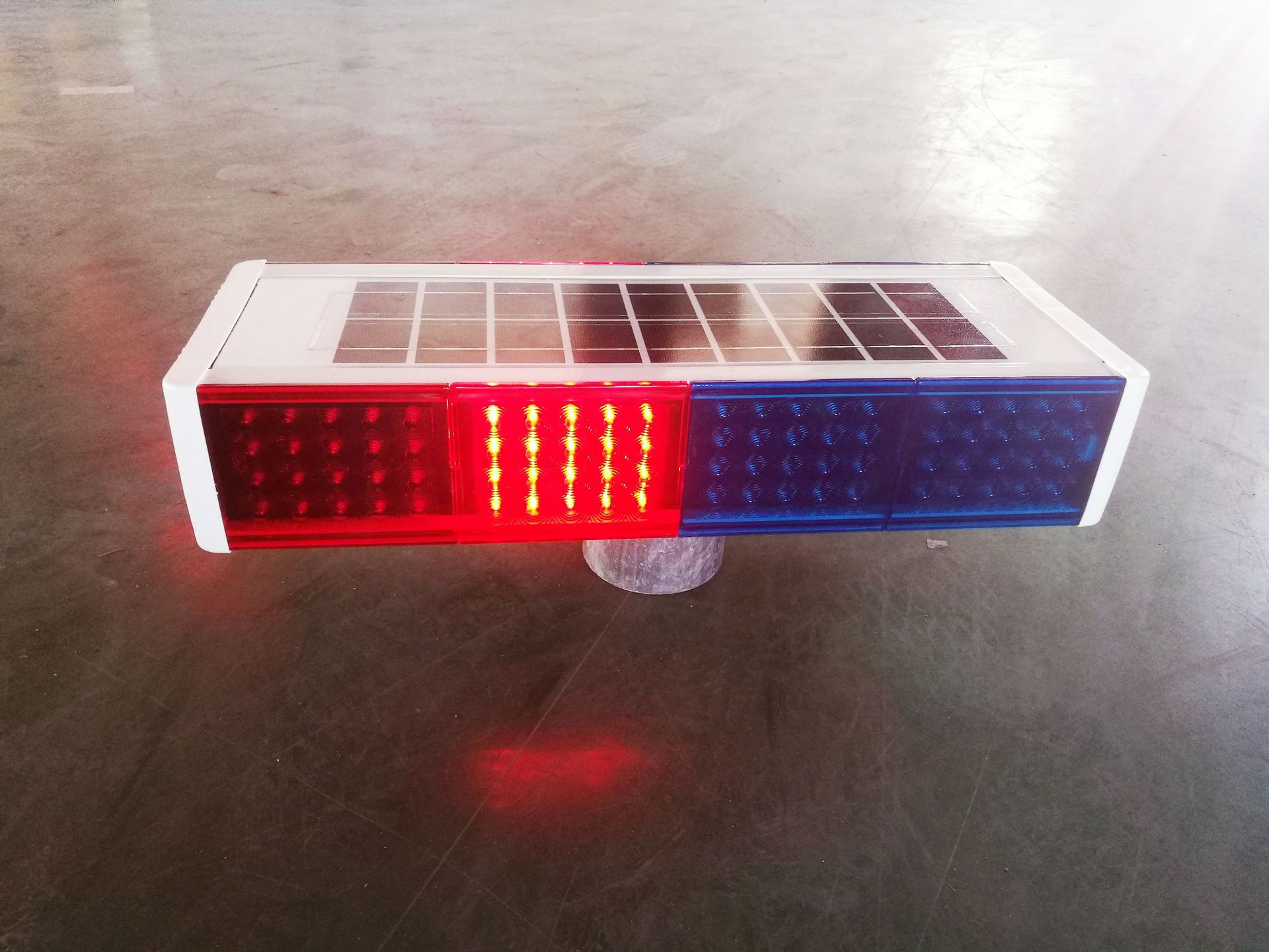 lls交通一体式太阳能爆闪灯路障闪灯夜间施工led道路红蓝闪光灯