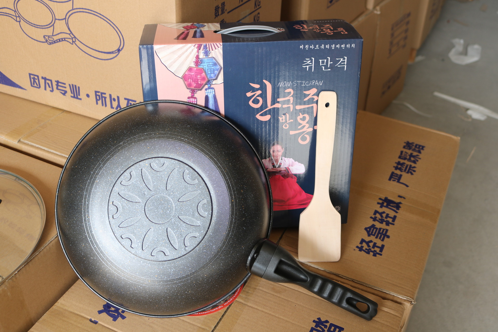 厂家批发麦饭石炒锅 不粘油无烟锅 燃气电磁炉通用锅 礼品不沾锅