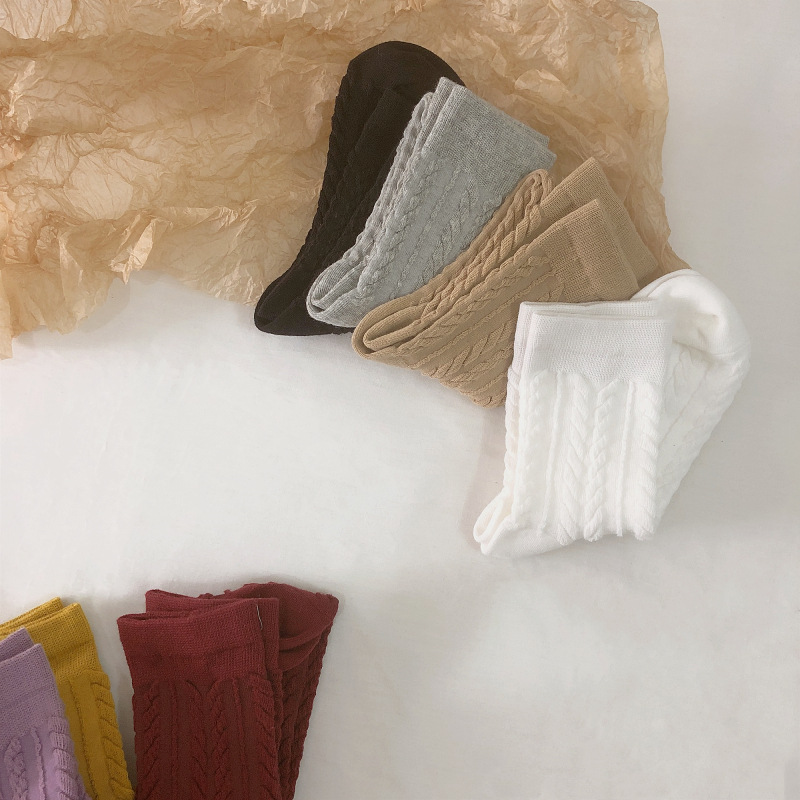 富有浪漫小情怀简单纯色系,在花纹上构思麻花纹,樱草色,很多青春元素