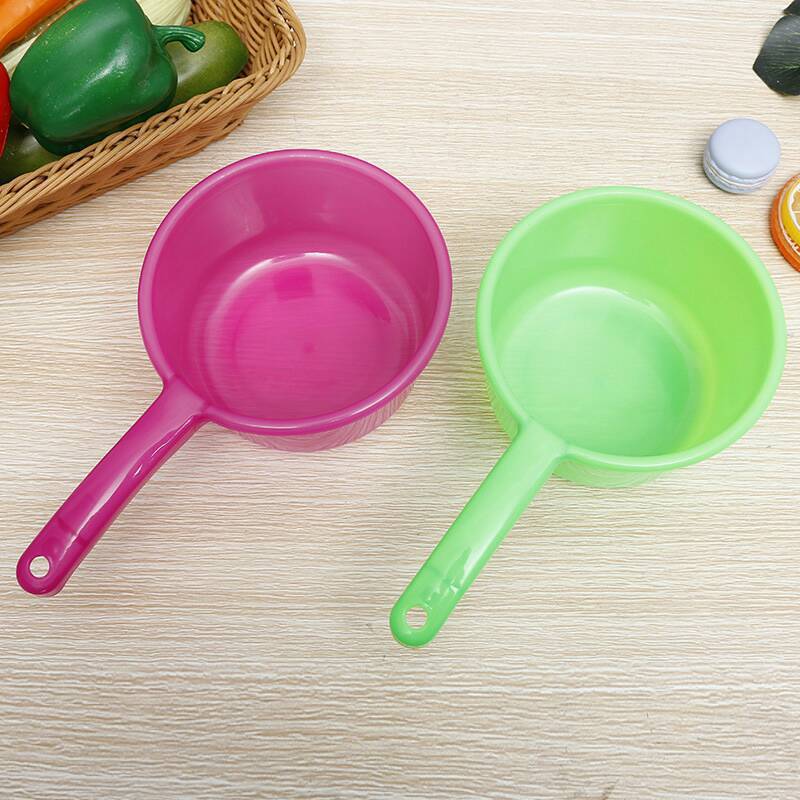 新料加厚红色水瓢 带把塑料水勺 彩色水舀子舀水碗瓢塑料制品批发