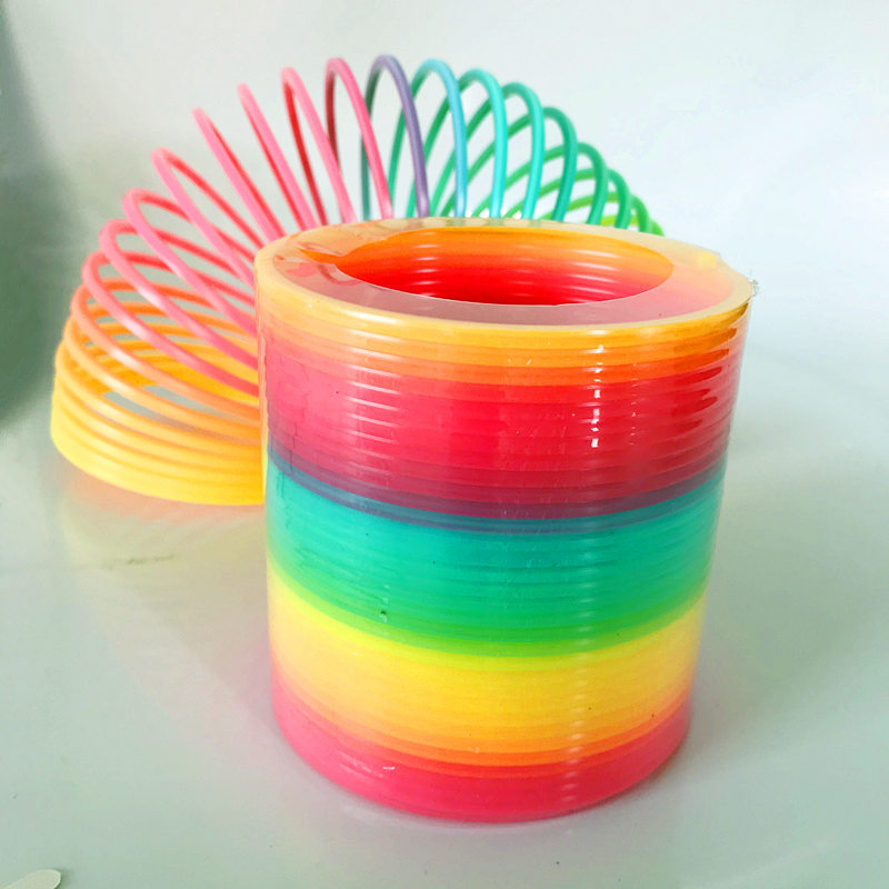 彩虹圈弹簧拉圈科教玩10*10cm表演玩具经典怀旧塑料圈地摊批发