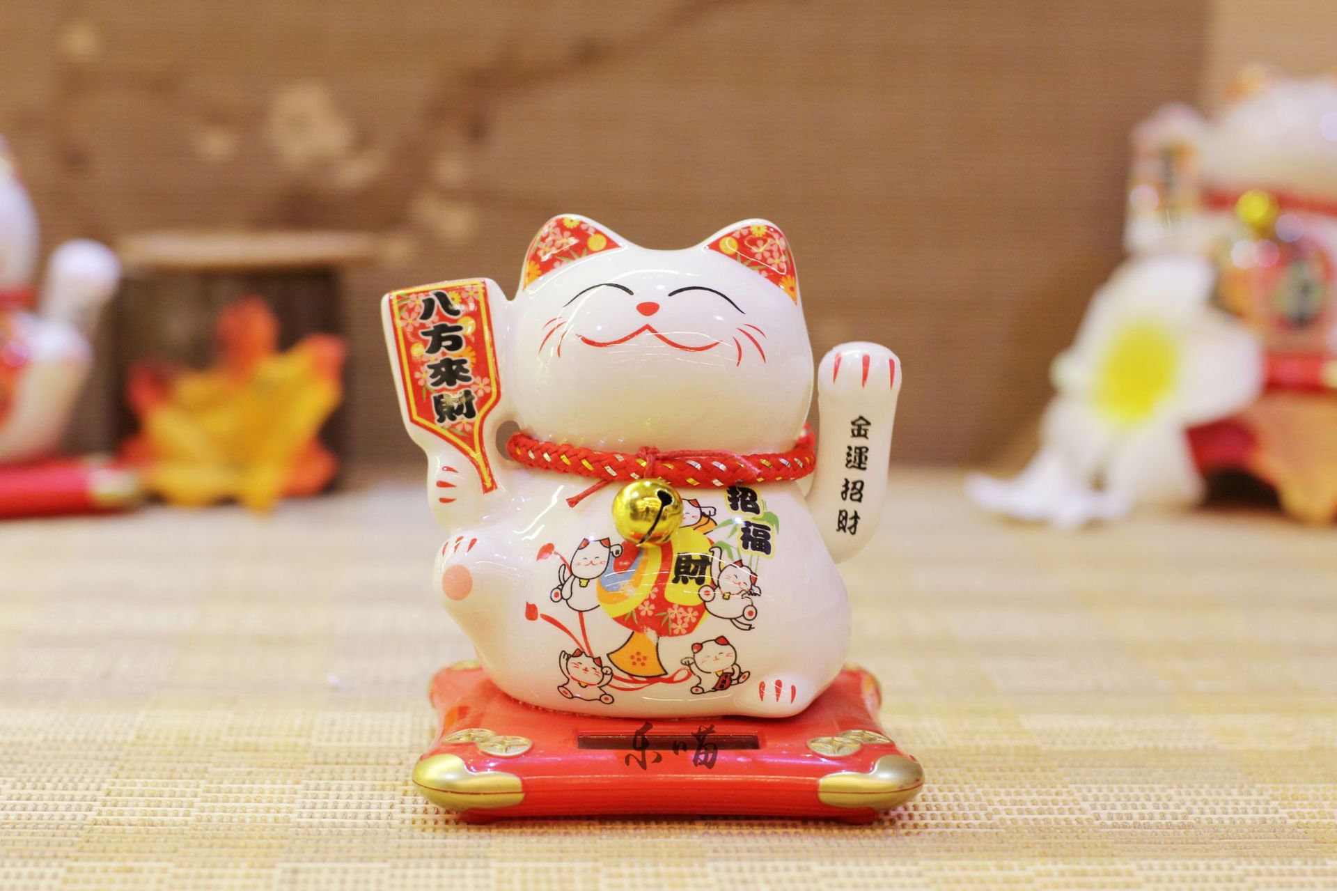 乐喵厂家直销 太阳能光能陶瓷摇手猫汽车摆件车载桌面摆件招财猫