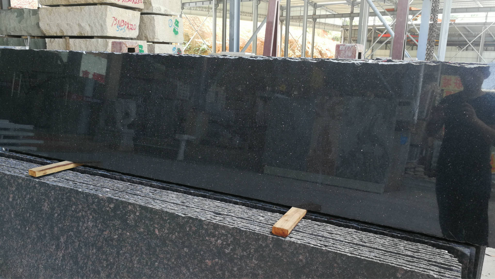 工厂订制芝麻黑光面烧面荔枝面庭院广场用花岗岩芝麻黑大理石