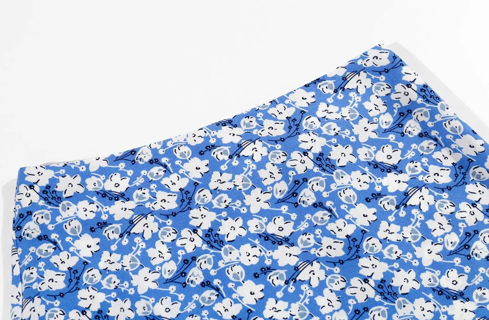 2020夏小众碎花一字肩上衣半裙两件套 淡蓝色露腰系带衬衫