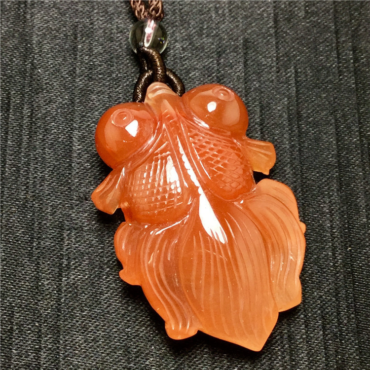 东海水晶 天然红兔毛俏色金鱼牌连年有鱼吊坠