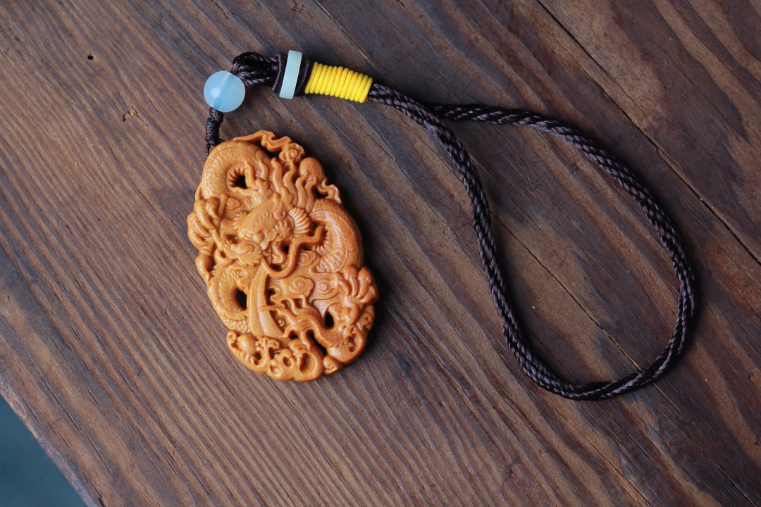 厂家直销芭比檀香木雕十二生肖龙吊坠 实木镂空雕龙461牌汽车挂件