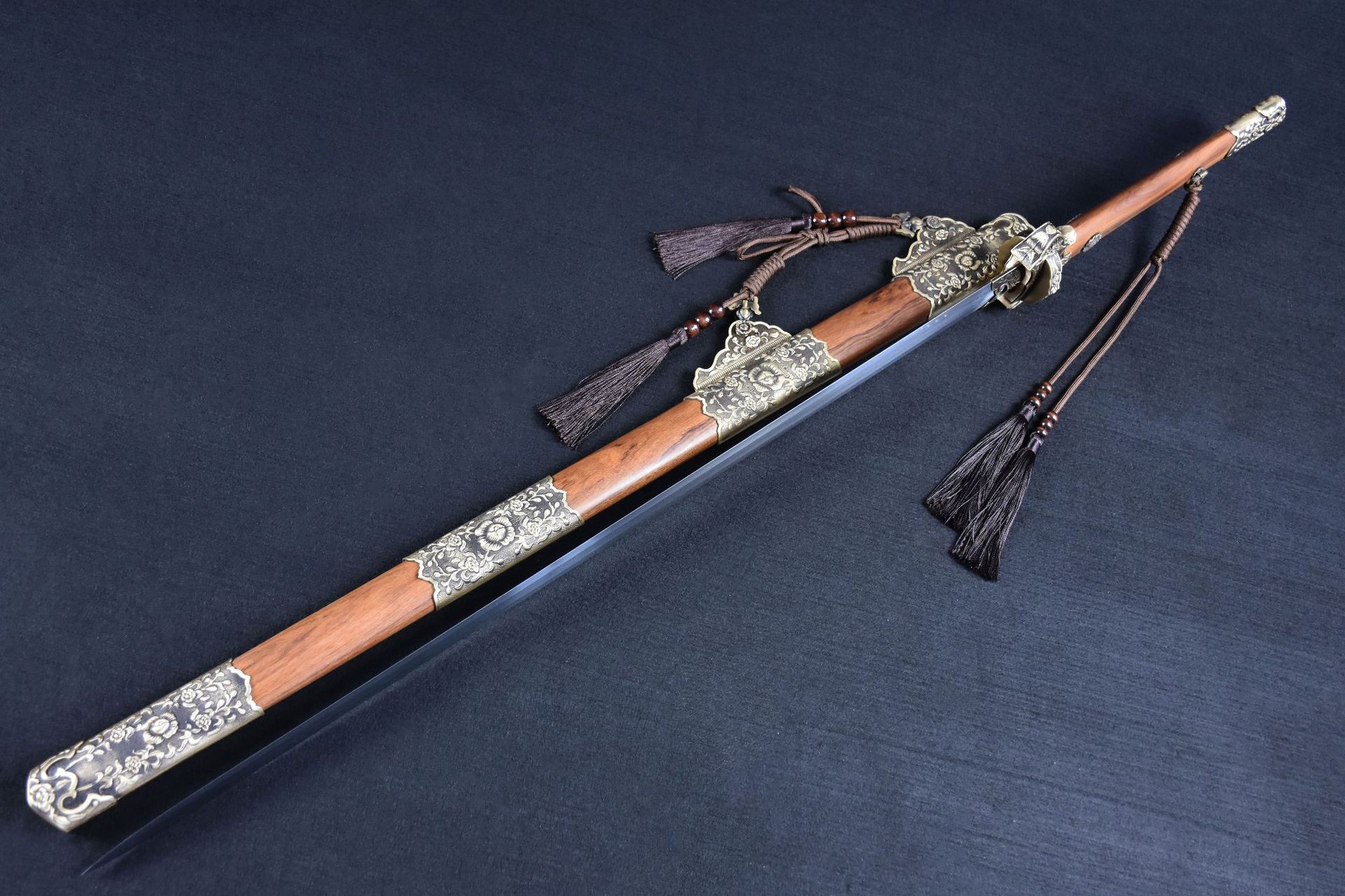 龙泉市刀剑八面花纹钢长剑手工锻打镇宅宝剑刻花唐剑硬剑未开刃