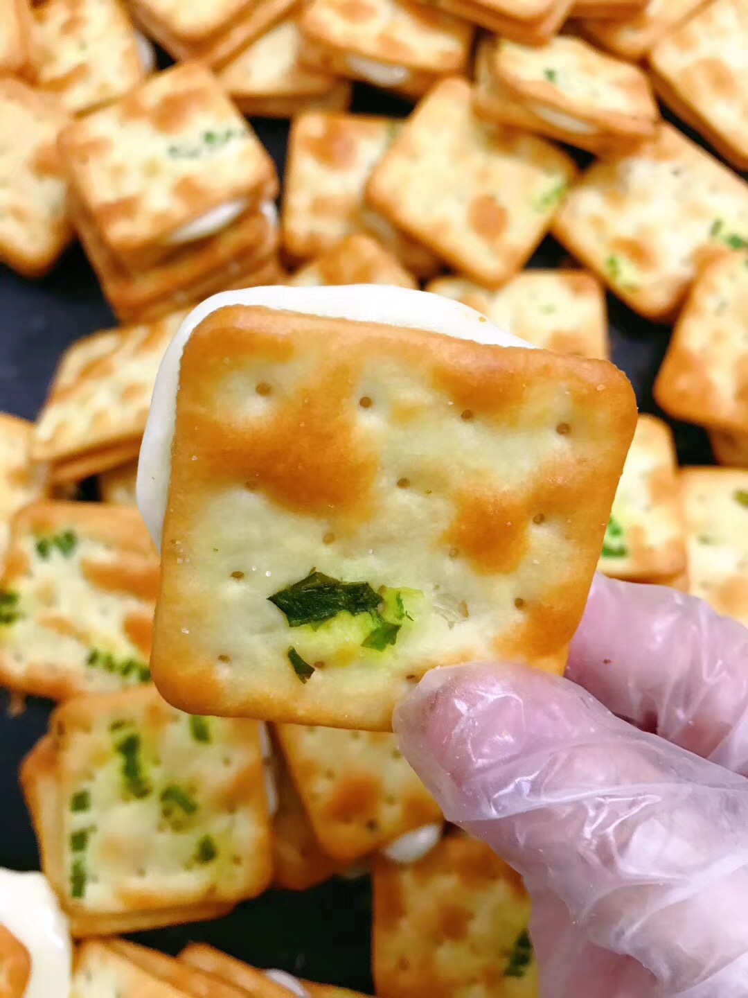 散装500g香葱牛轧饼厦门风味手工牛轧糖夹心饼干休闲食品厂家oem