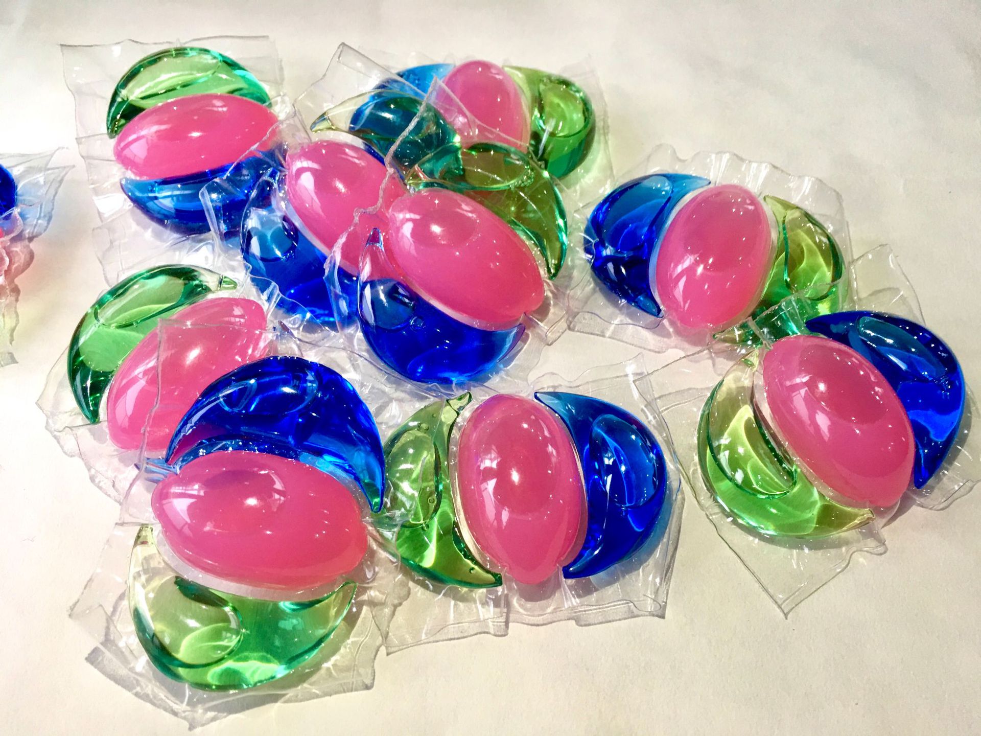 厂家直销三腔洗衣凝珠除菌除螨护色13g30颗防潮装超浓缩洗衣凝珠