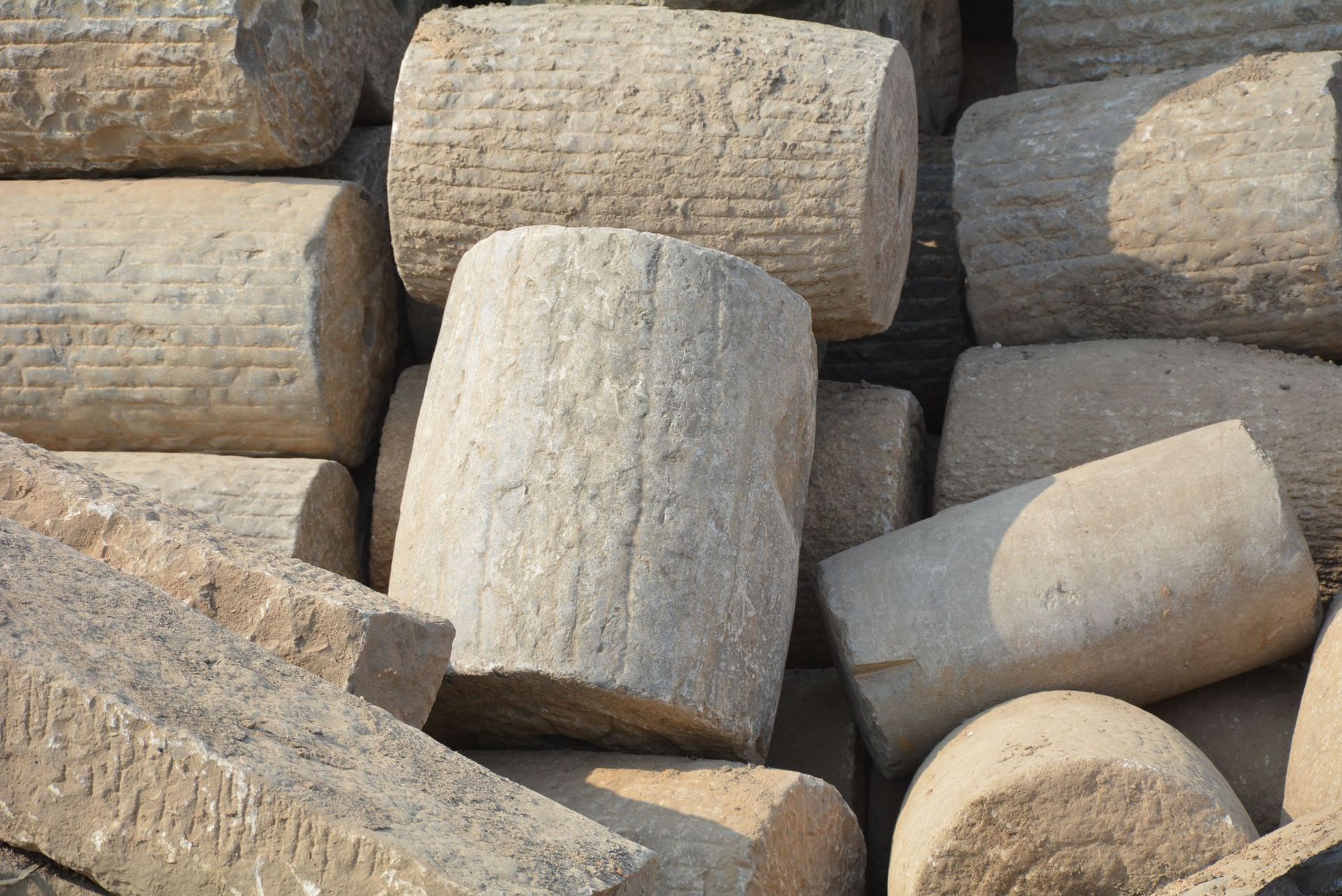 浙江旧石板锤布石批发各规格铺路石现货批发量大从优欢迎选购