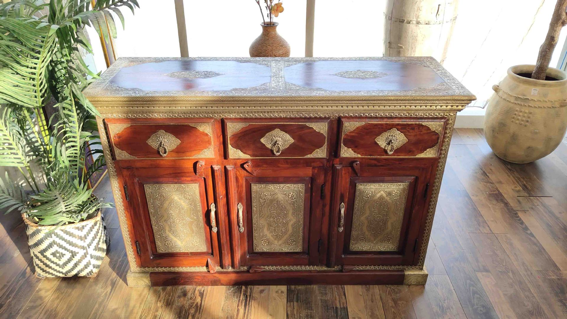 印度进口实木包铜家具黄铜压花包在实木家具上装饰搭配客厅边柜