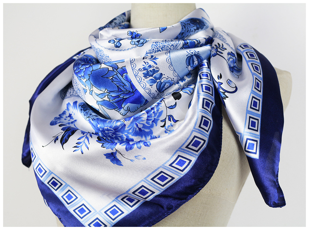 中国风青花瓷丝巾空调披肩绸缎仿真丝方巾印花裹头巾饰品围巾促销