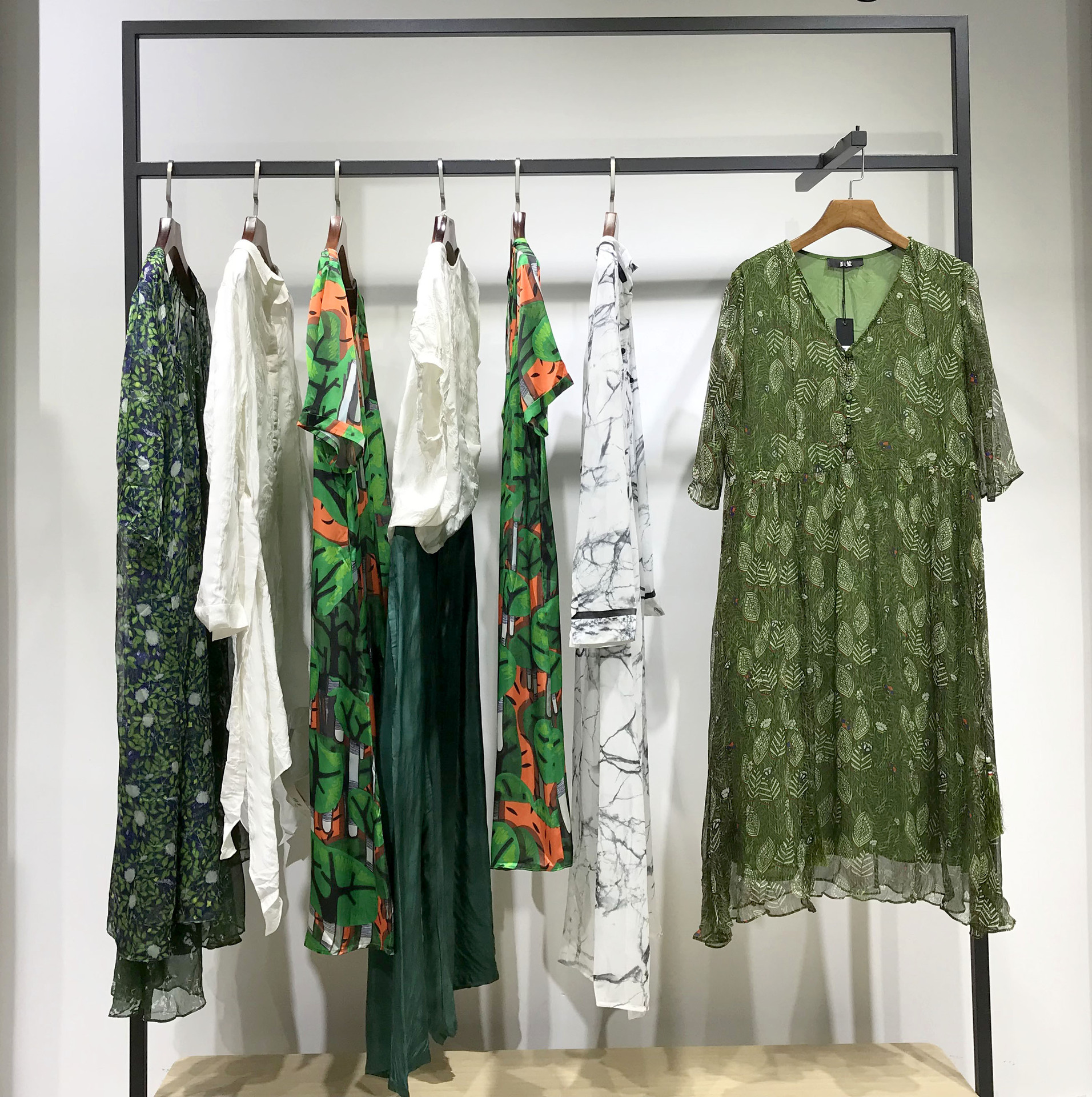 高端设计师品牌夏装 大牌范精工艺折扣女装 幽篁楮墨品牌尾货批发