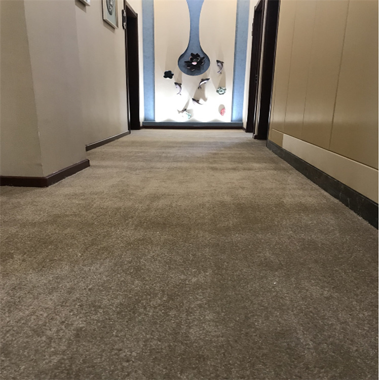 在水泥地面用胶水拼接固定地毯,操作简单