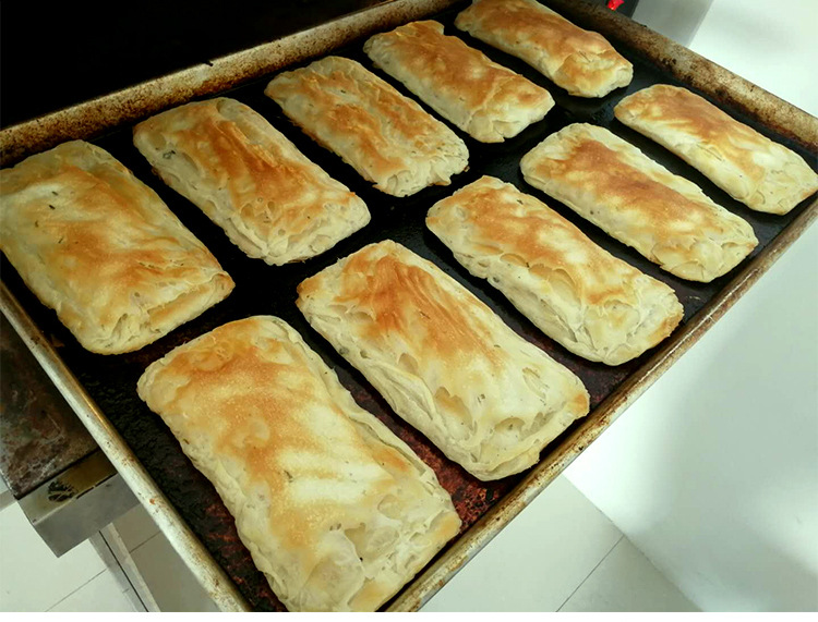 商用烧饼油酥烧饼胚葱香半成品批发每箱淮南牛肉汤烧饼