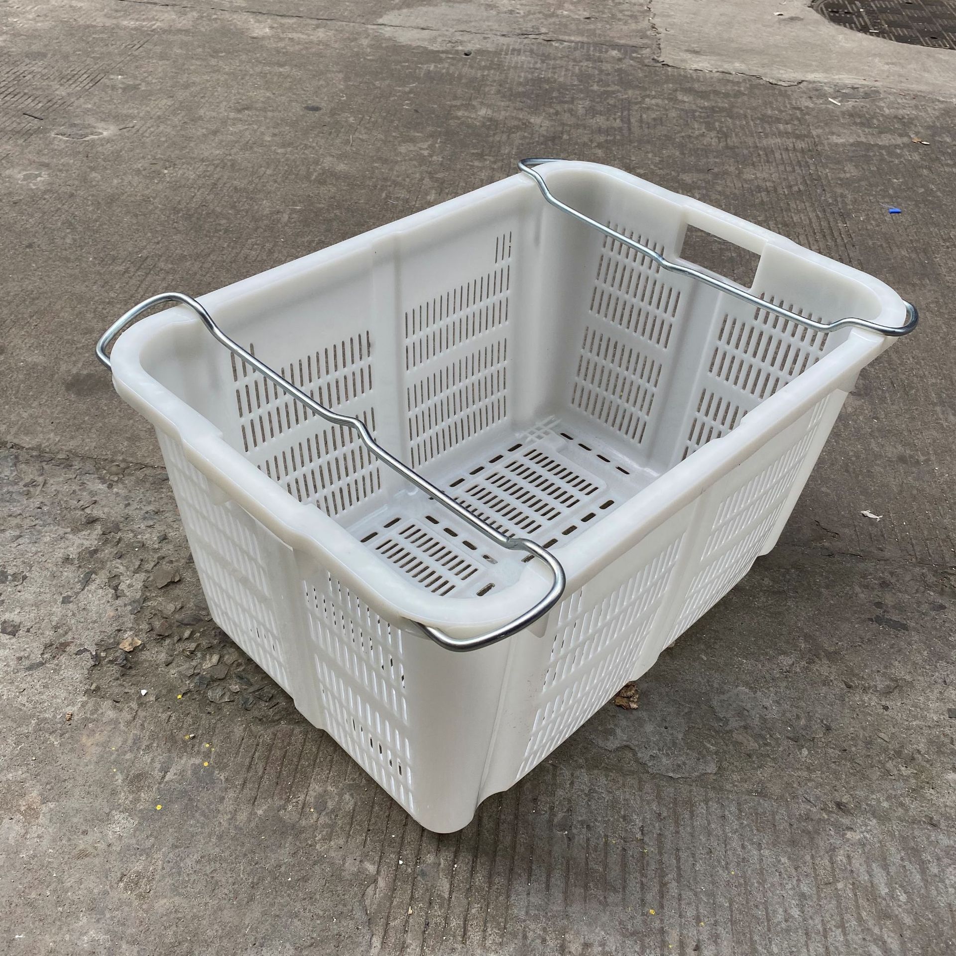 690*490*370带铁耳塑胶周转箩 白蓝色塑料胶筐 蔬菜水果箩