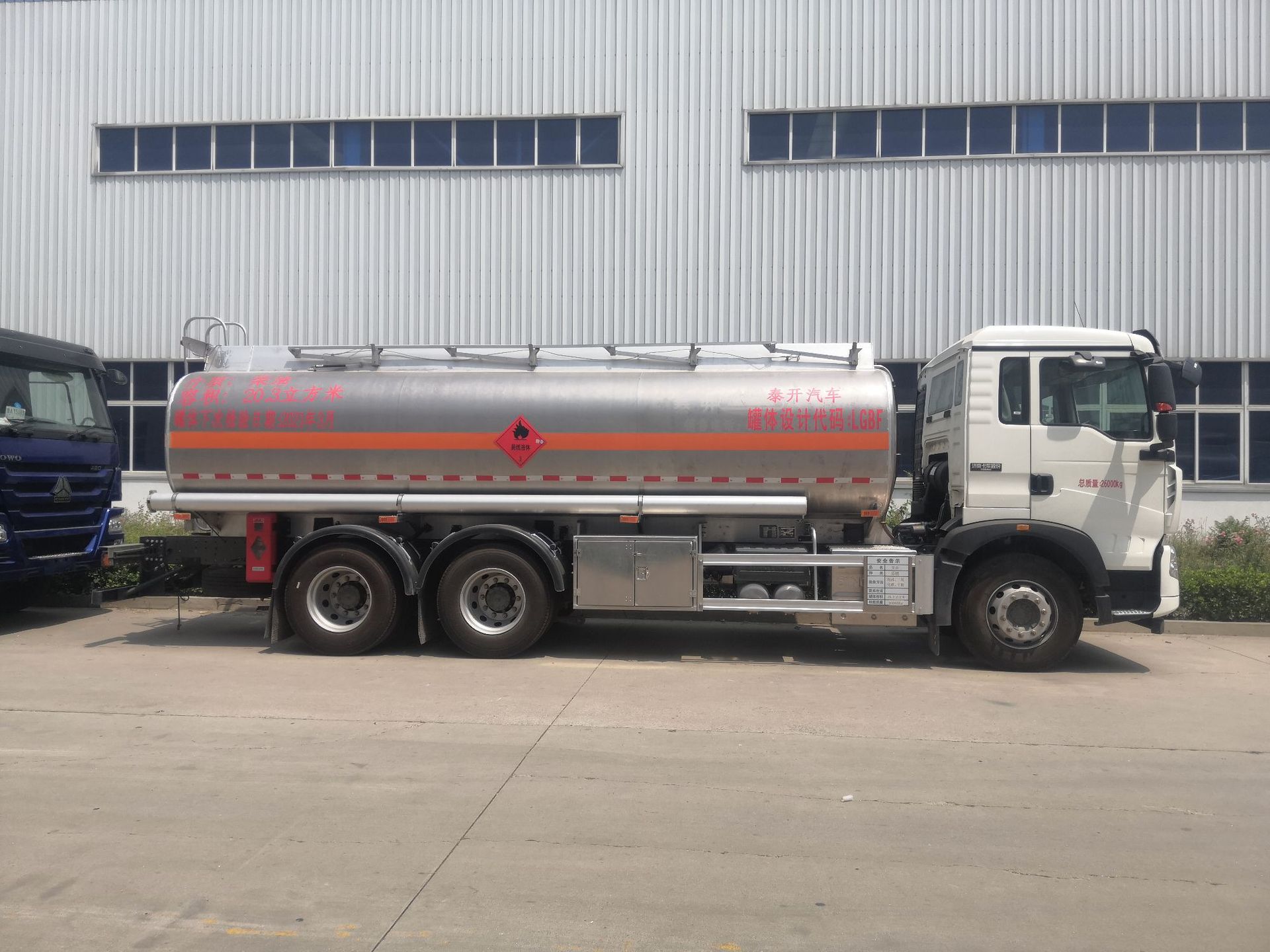 中国重汽豪沃t5g 20方油罐车加油车18953179828