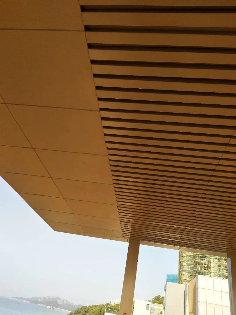 木纹铝单机 弧形铝单板幕墙 户外装饰木纹铝单板 密拼式铝板吊顶