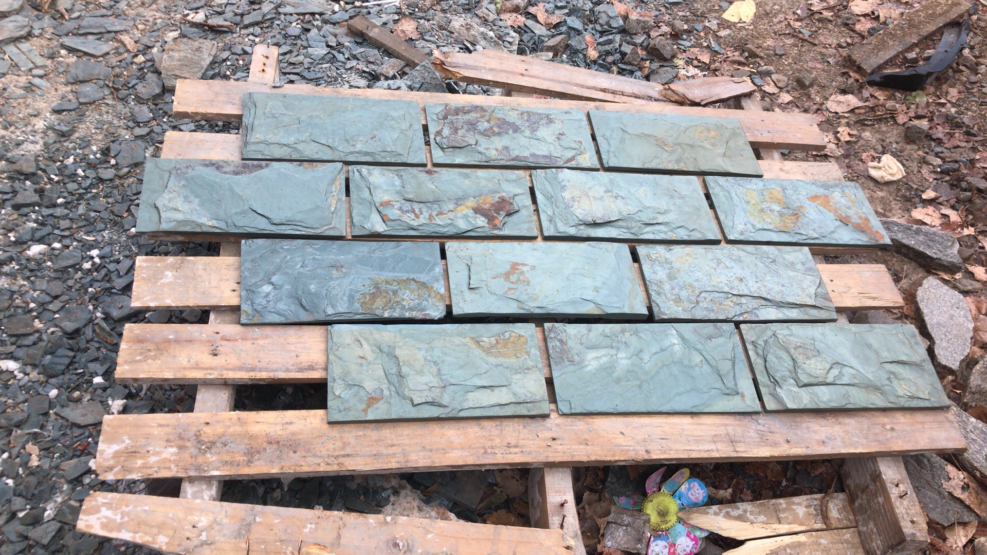 蘑菇石外墙砖 永翔厂家直销天然石材批发内外墙饰用黄木纹蘑菇石