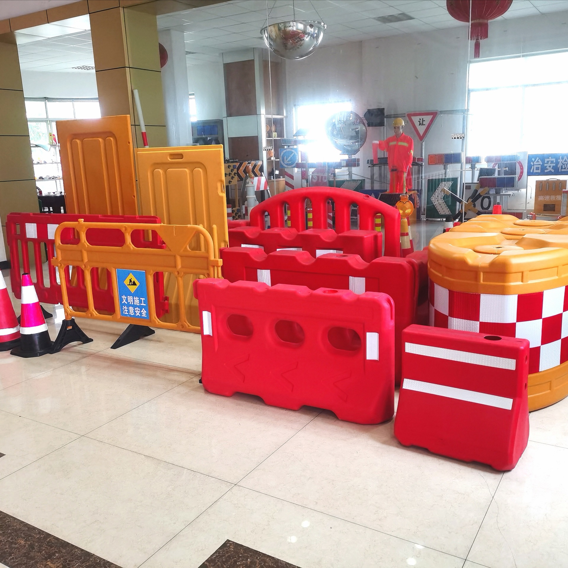 8米注水围挡 隔离墩移动塑料铁马护栏滚塑三孔水马