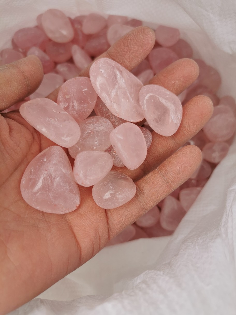 天然马达加斯加莫桑比克粉水晶碎石颗粒原石原矿