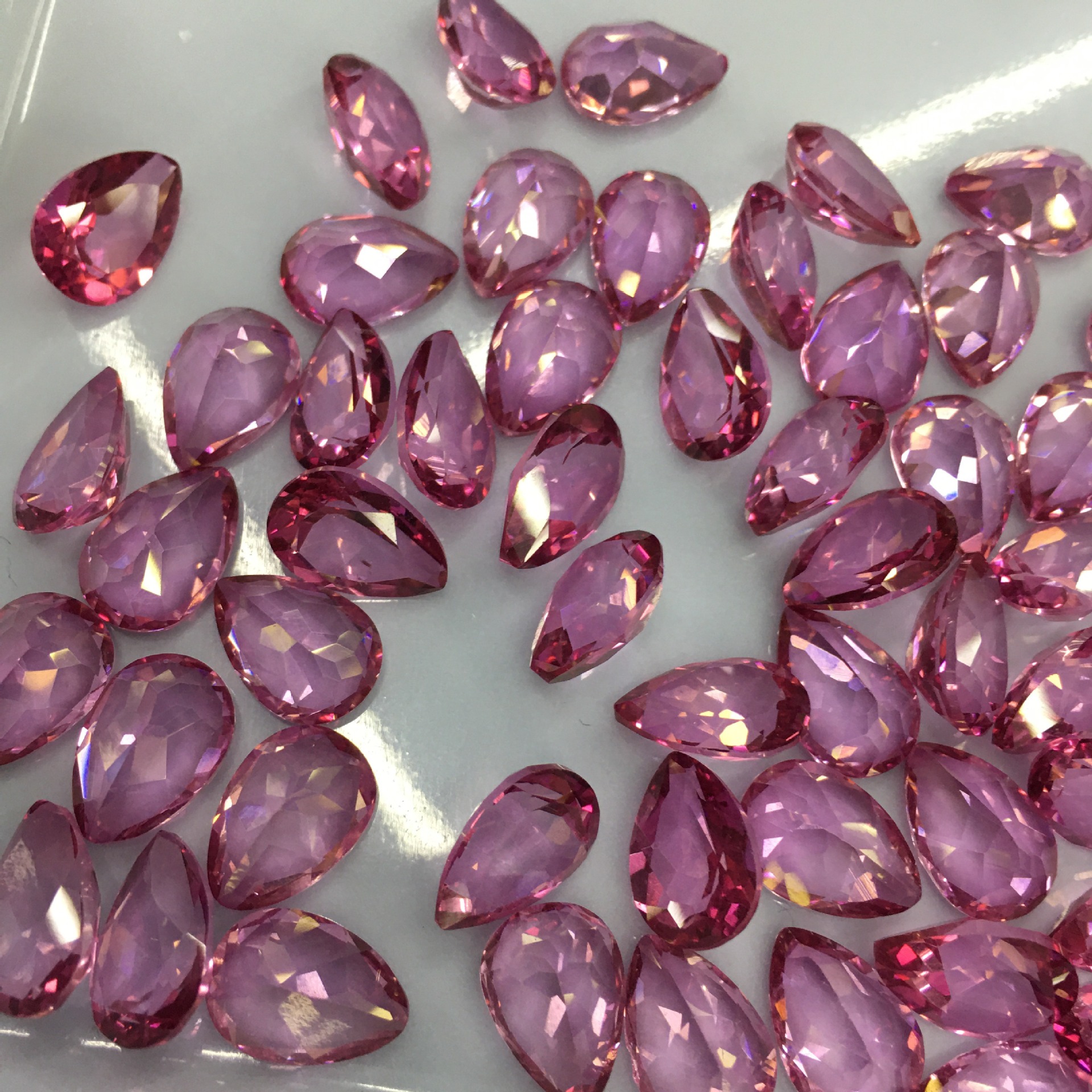 天然托帕石梨形戒面 颜色鲜艳 火彩闪耀 粉托帕石切面裸石戒面