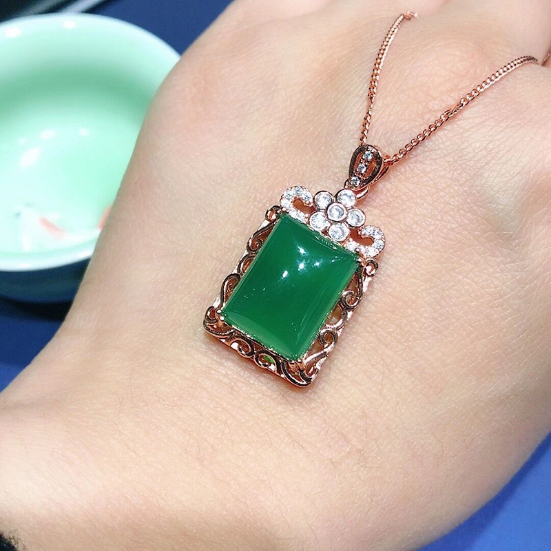 厂家直售镶嵌冰彩玉髓方牌无事牌吊坠项链满绿玉髓玛瑙坠子