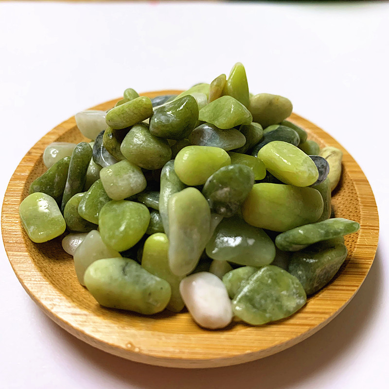 厂家供应 丹东绿石米 玉石粒 绿色水洗石子 水磨石地面绿色石子