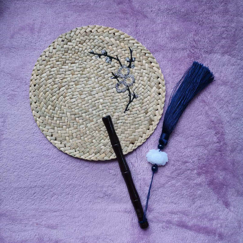 厂家刺绣绣花草编扇 植物工艺品天然灯芯草手工编织团扇批发