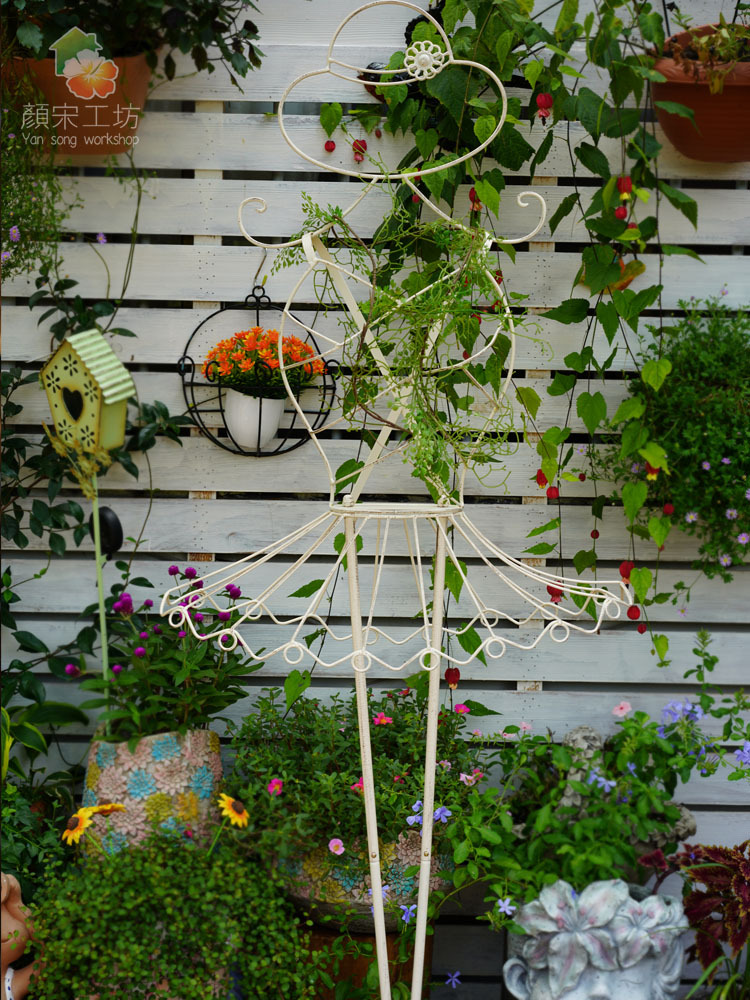 蓝雪花铁线莲爬藤架铁艺美女模特花架户外小空间花盆花园庭院装饰