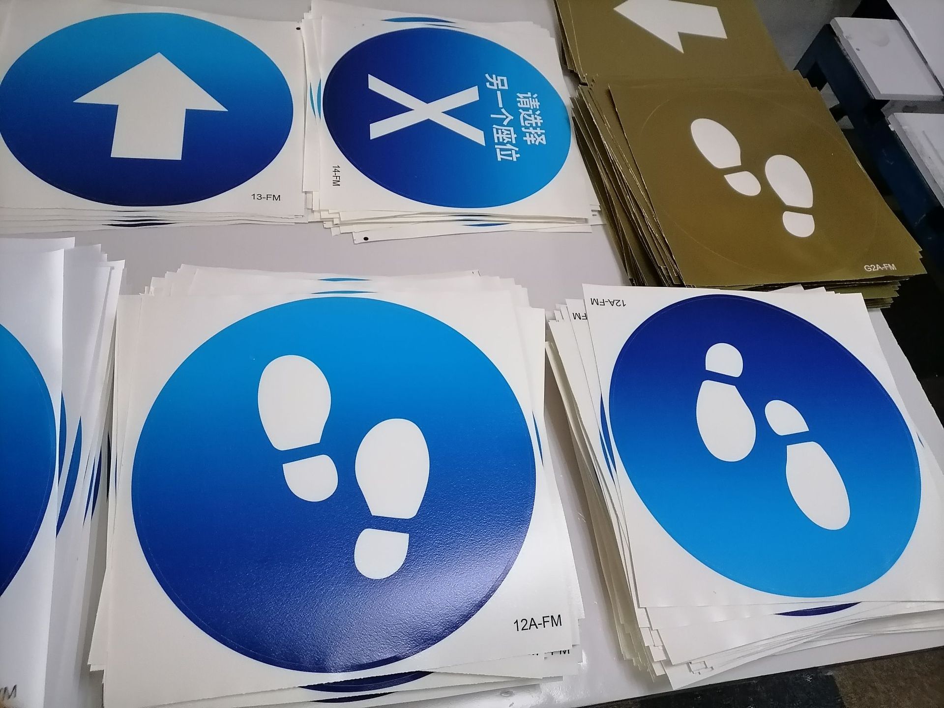 防疫地贴跨境爆款加厚 圆形社交间距贴纸学校医院防疫情贴纸 可移