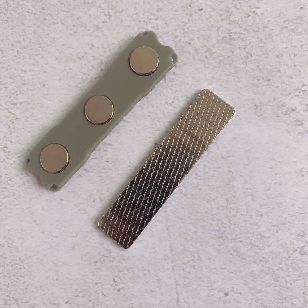 强力胸牌磁铁64*16mm塑料三颗磁铁胸牌配件吸铁石工号牌