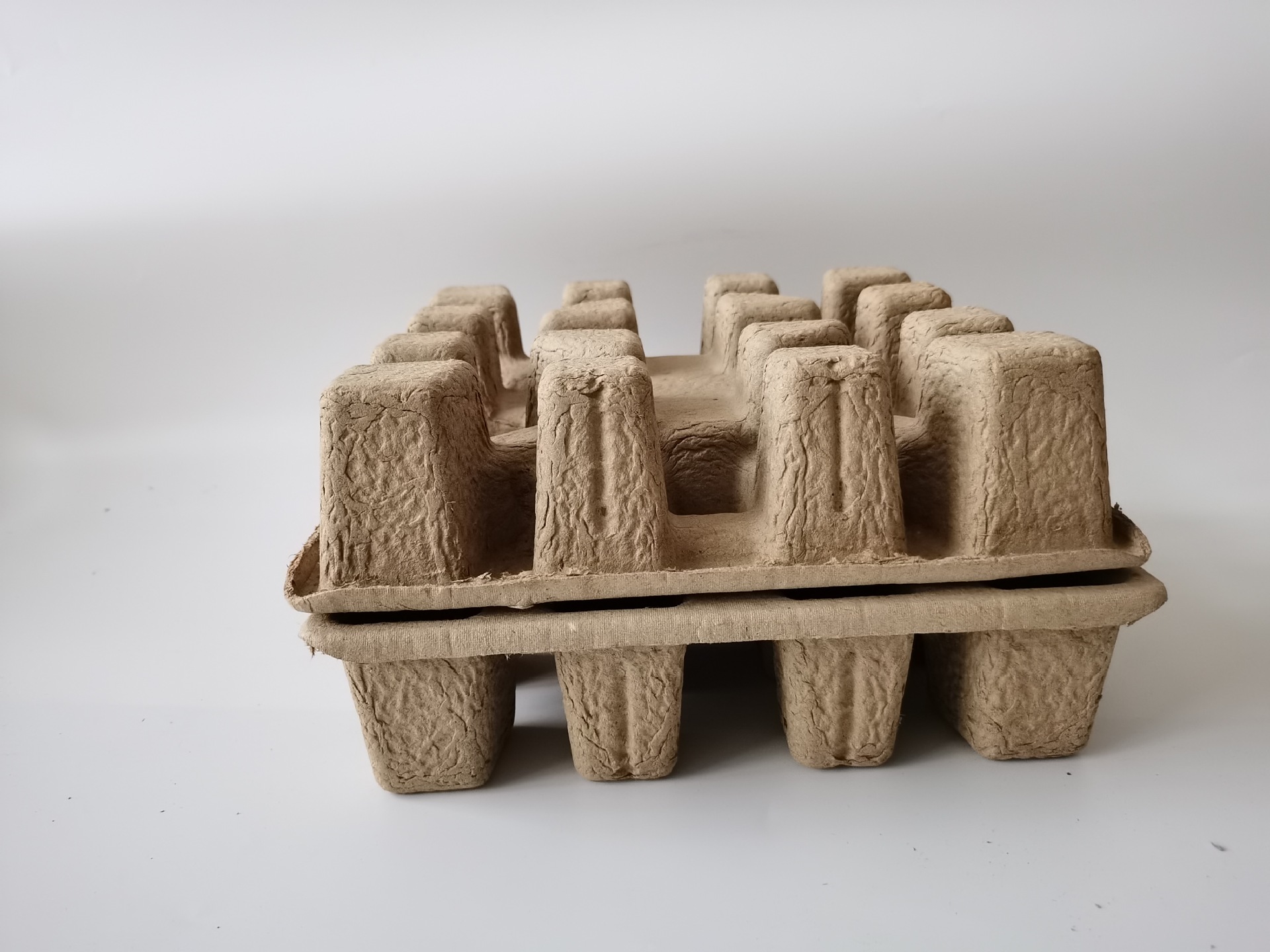 威海电子纸浆托盘防潮抗静纸塑蛋托可定制可降解纸浆托 纸浆模塑