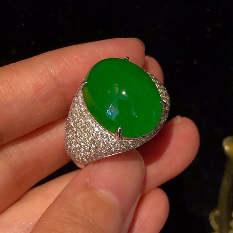 时尚大气阳绿翡翠蛋面男戒 霸气18k金满天星款镶钻翡翠男士戒指