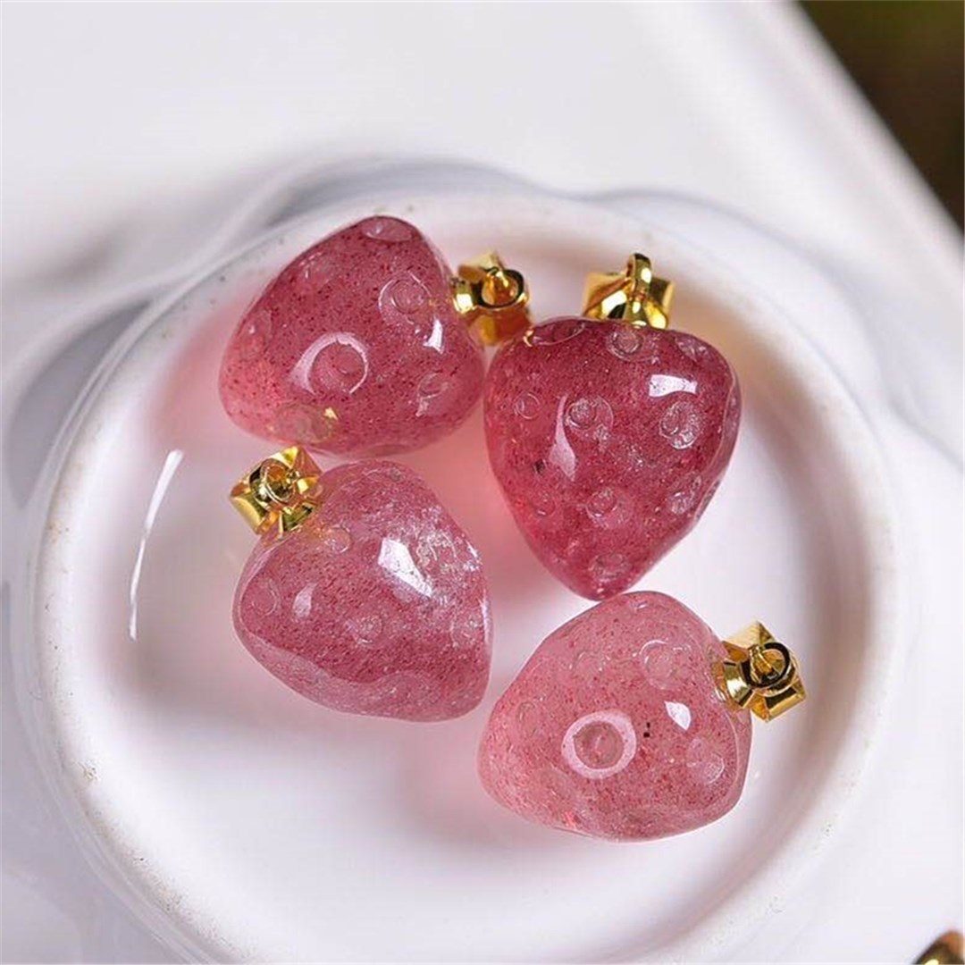 天然红草莓晶雕刻小草莓吊坠 时尚清新颜色美热卖爆款 12mm批发