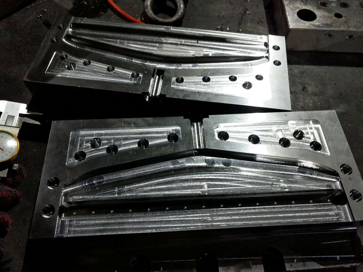 模具厂家提供全新衣架式结构设计熔喷模具 喷丝板模具加工