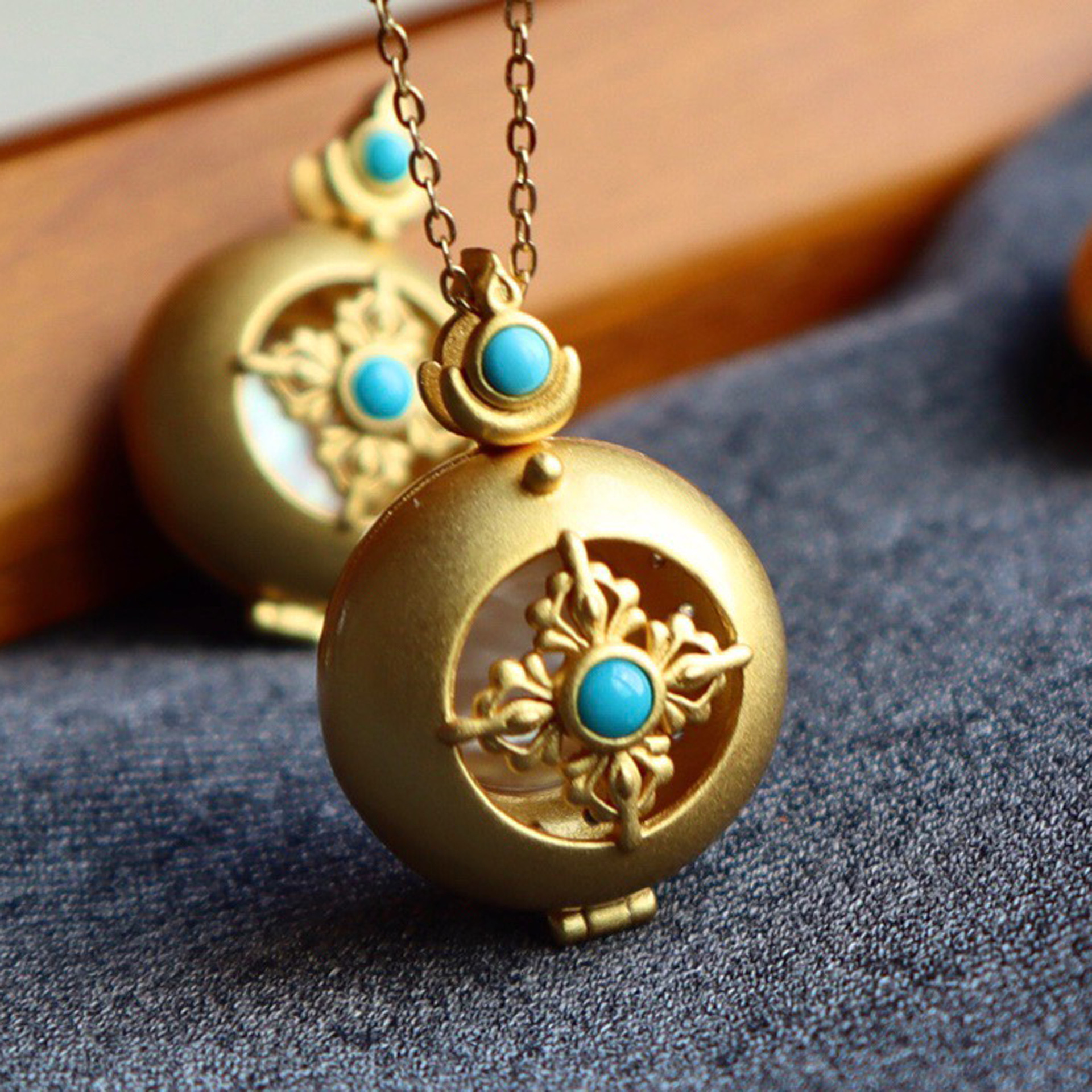 925银镶嵌天然松石香囊嘎乌盒伴镶锆石底层用白贝母双面佩戴项链