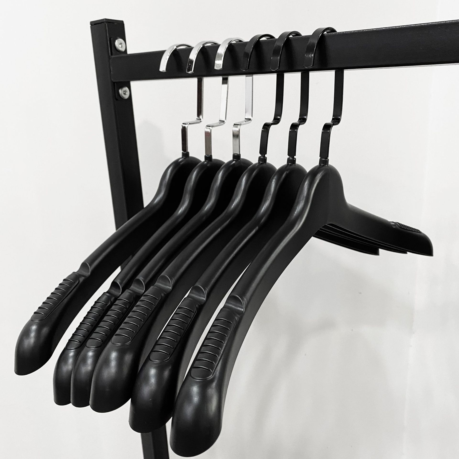 热销高档女装衣架服装店展示无痕防滑黑色塑料衣架大衣两用晾衣架