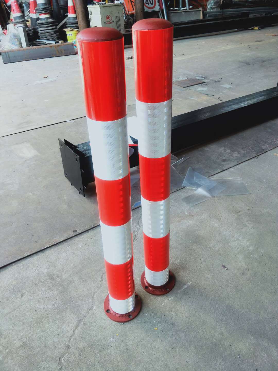 广东道口示警桩警示桩红白圆桩警示标柱镀锌管114桩管厚12mm