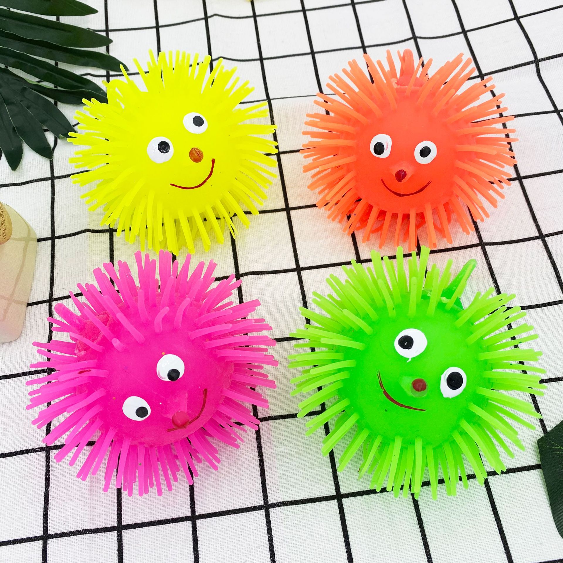 tpr闪光毛毛球发光刺猬 50克笑脸毛毛球厂家直销 弹力软胶发泄球