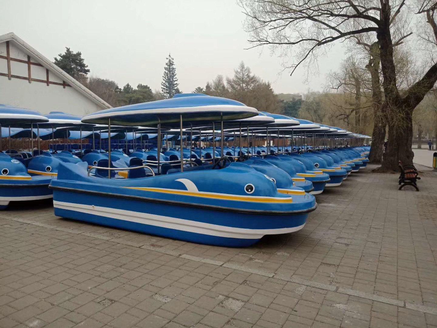 公园海豚电动船电动烧烤船bbq圆形烧烤船电动船公园游船观光船