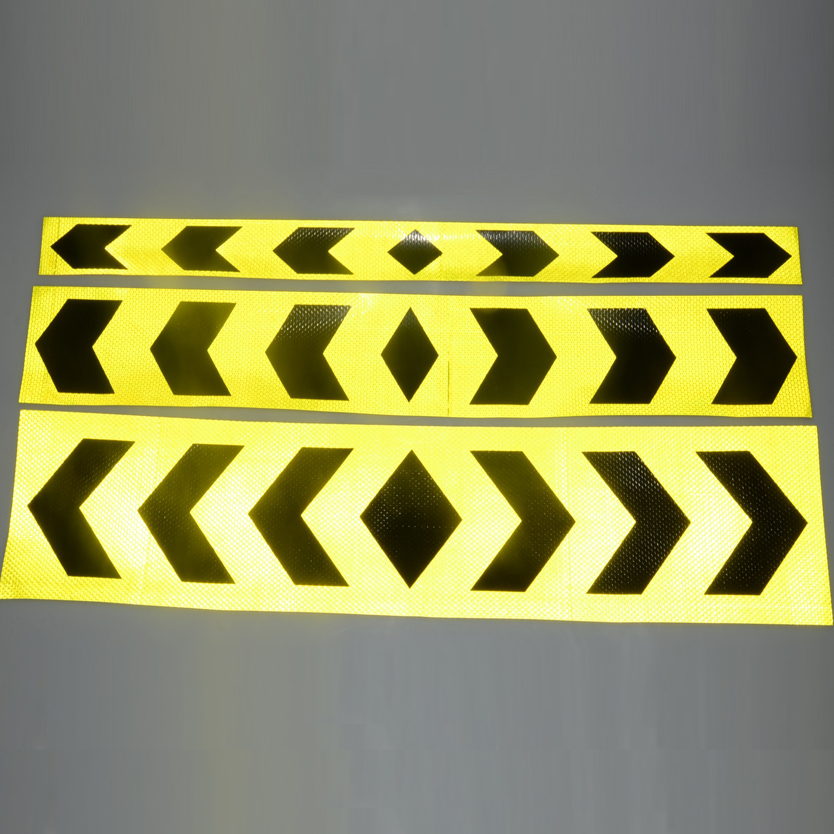 厂家定制车用箭头导向标pc箭头导向反光警示条 黄黑反光贴