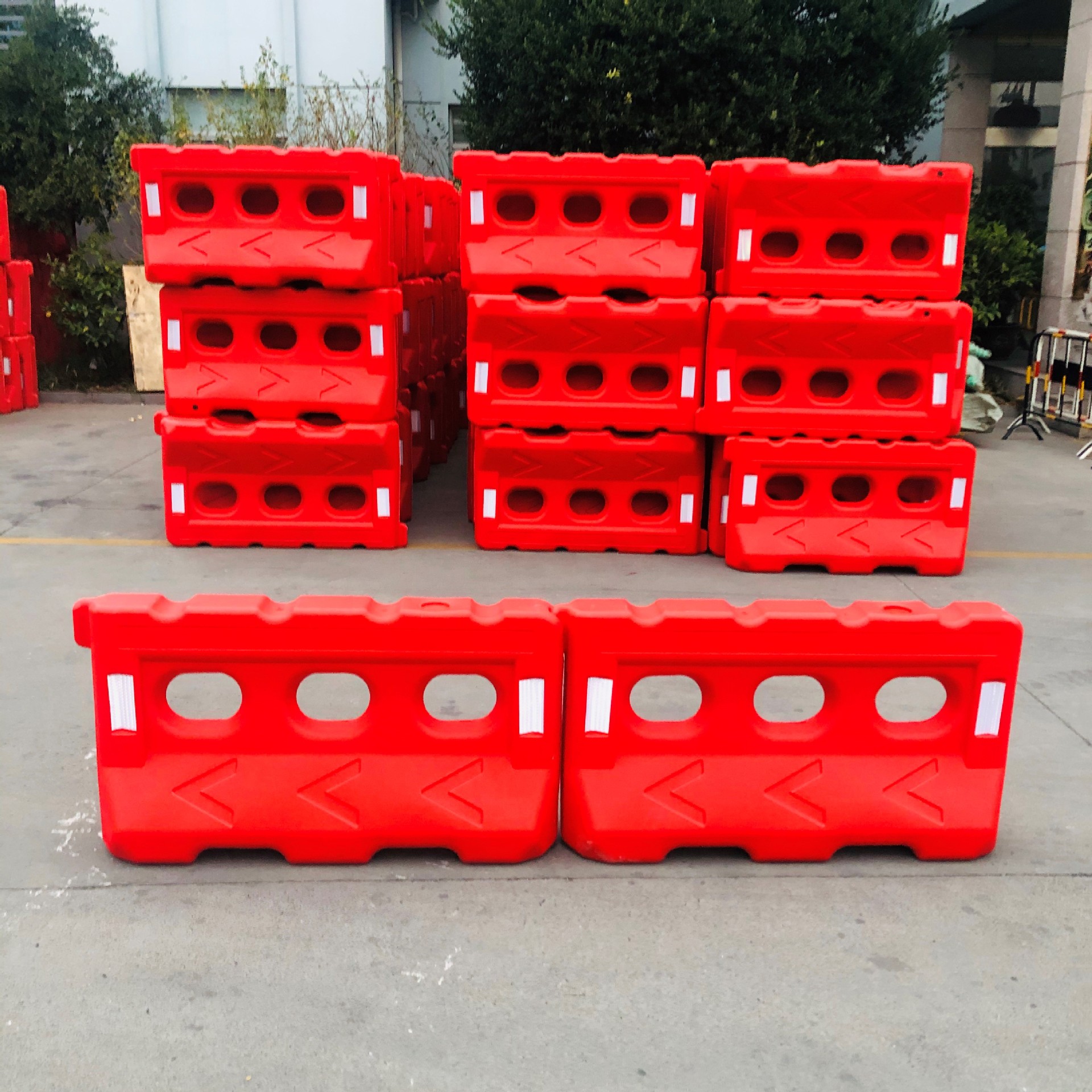 水马颜色为橘红和黄色,色泽鲜艳明亮,放空水后可